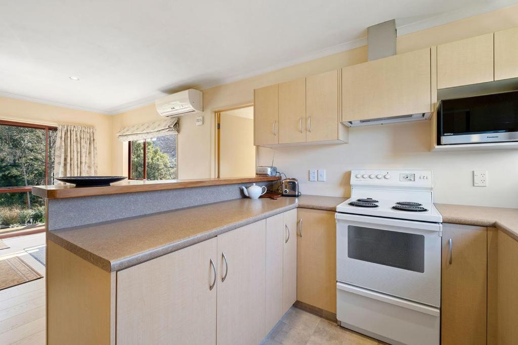 Korimako Ridge - Lake Hawea Holiday Home Extérieur photo